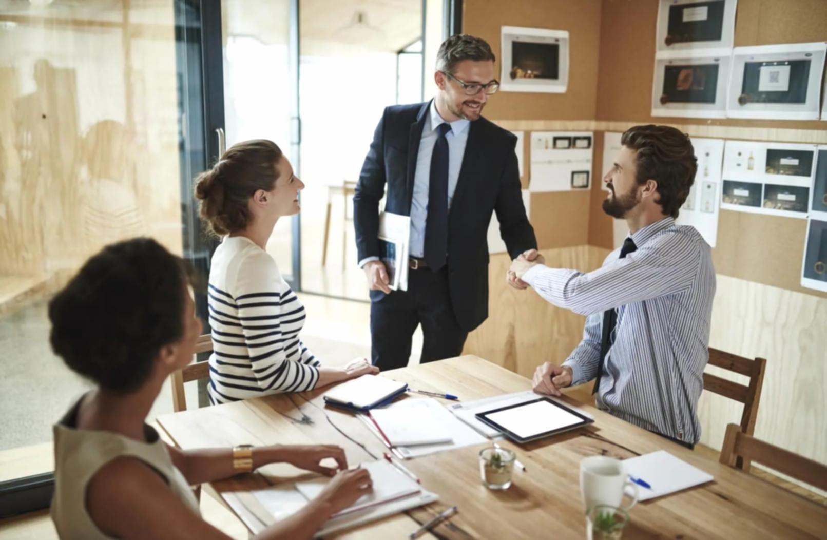 Espace de travail collaboratif avec équipement professionnel